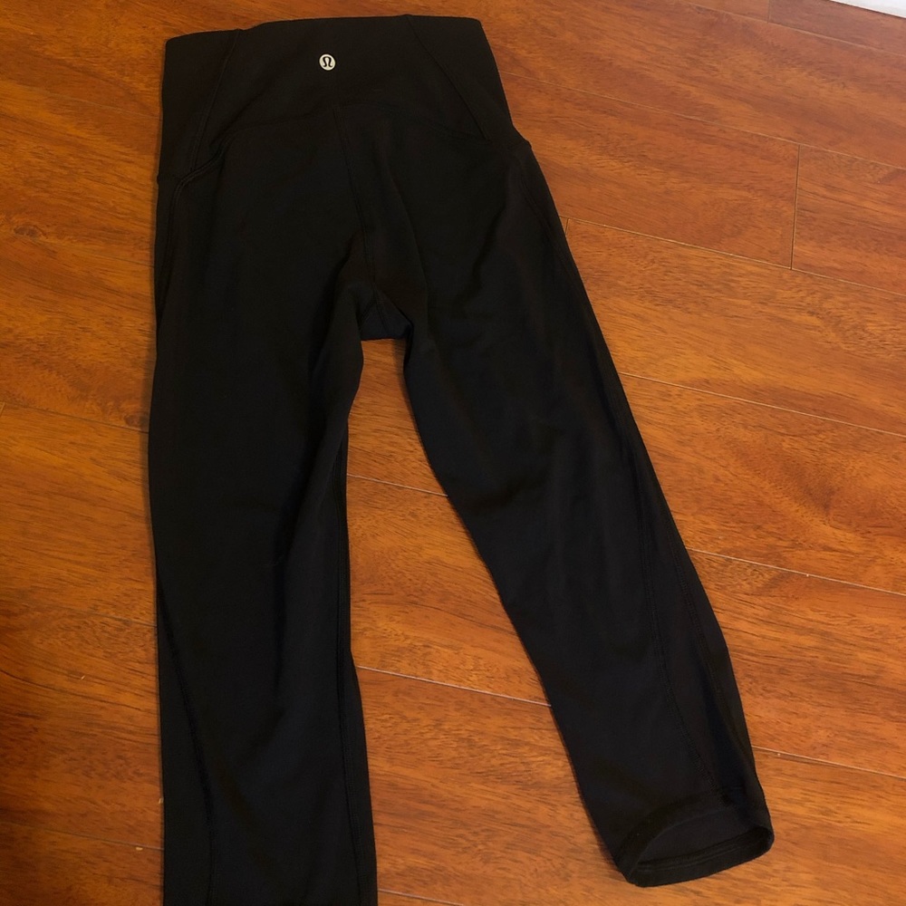 Cropped black lulu leggings w/mesh